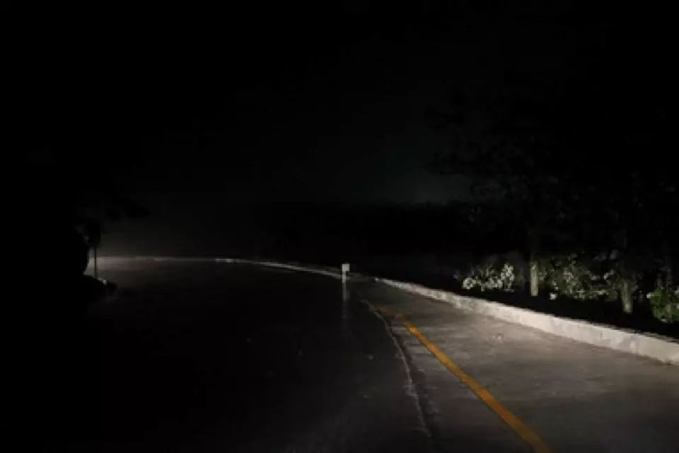 夜间驾车遇图中情形,应注意()。
