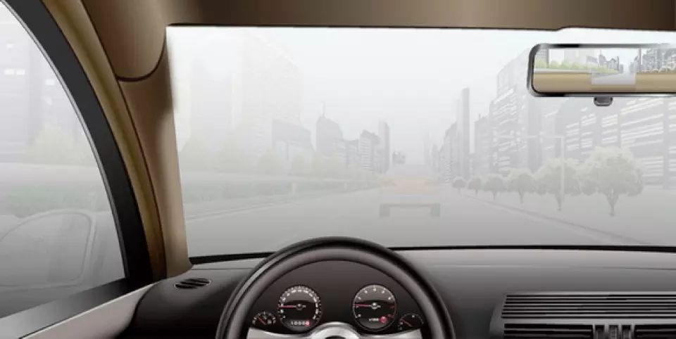 如图所示，雾天驾驶机动车行驶，旁边车道无车时，可变更车道，快…