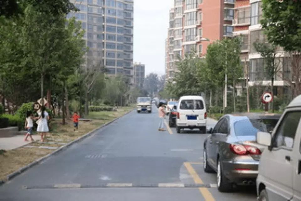 如图所示,驾驶机动车遇到这种情况时,驾驶人应注意的是什么?