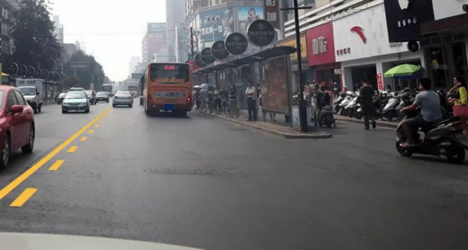 如图所示，驾驶机动车驶近公交车站时，驾驶人应注意的是什么？