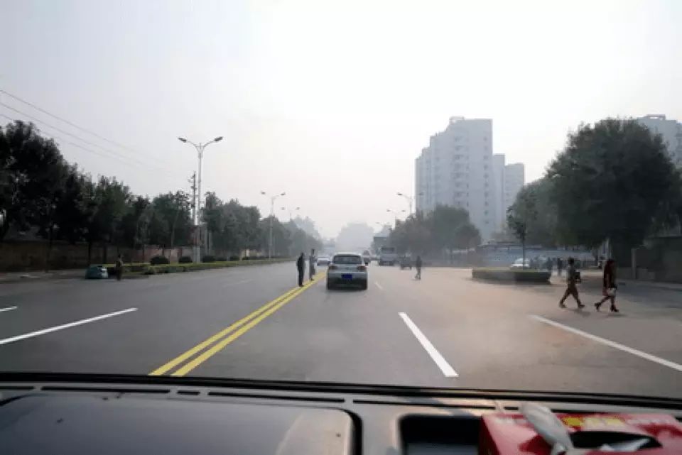 如图所示,驾驶机动车遇到这种情况时,应注意左前方行人可能在前…