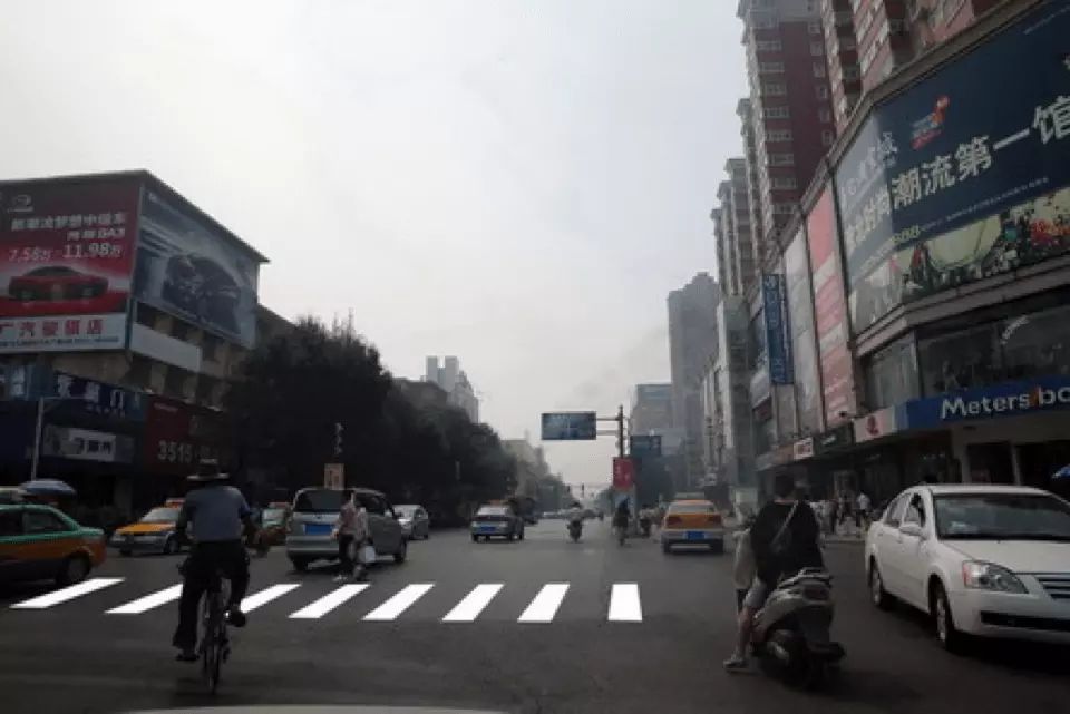 如图所示，驾驶机动车驶近这样的人行横道时，驾驶人应注意的是什…