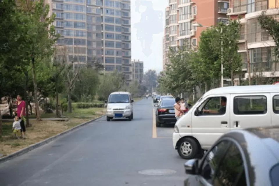 如图所示，驾驶机动车遇到这种情况时，应减速或停车，待前方车辆…