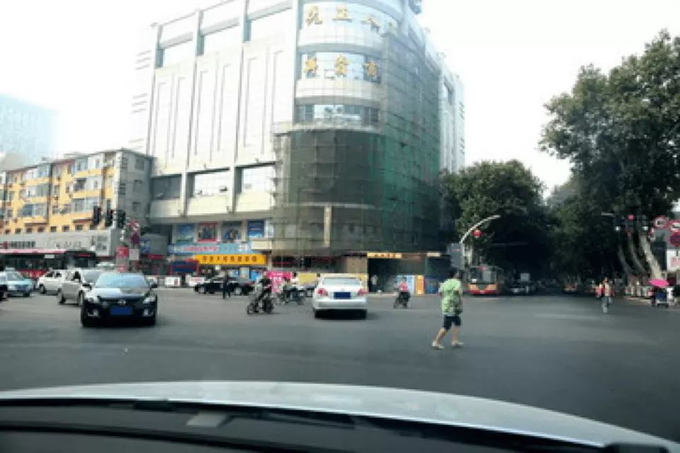 如图所示，驾驶机动车通过这样的路口时，应注意行人、非机动车，…