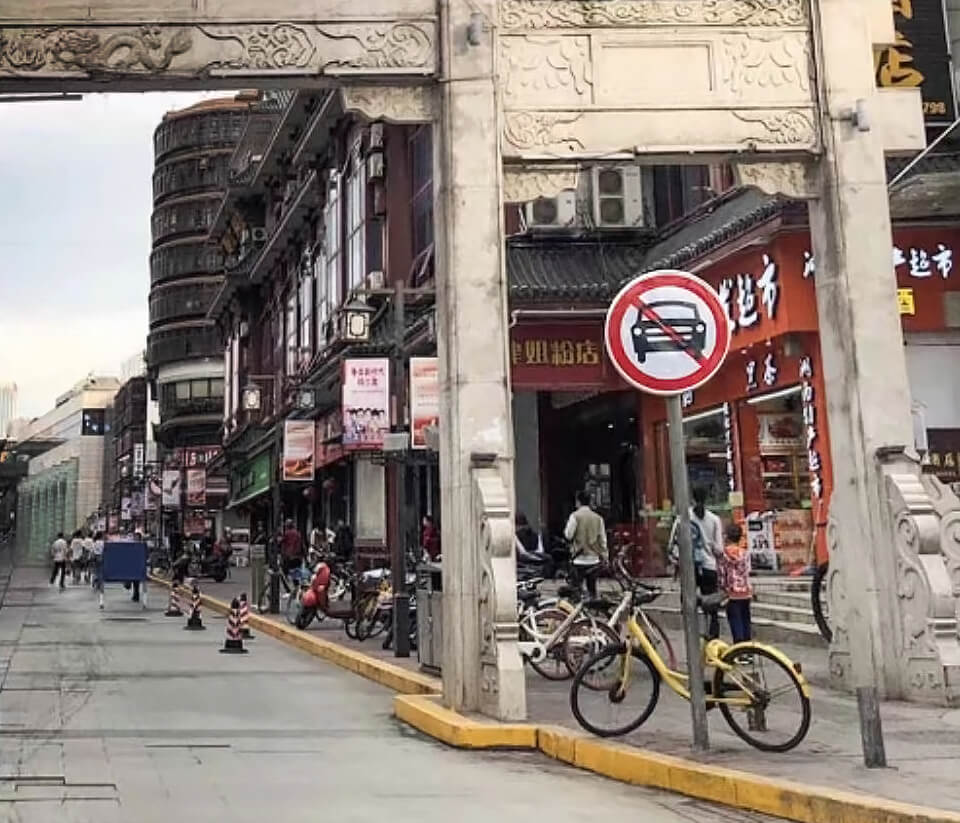 如图所示，驾驶机动车可以在该路段通行。